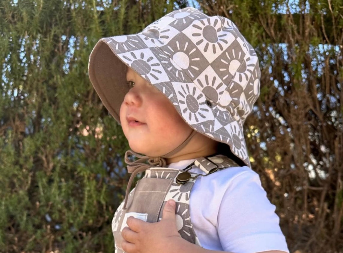BRIGHTER DAYS REVERSIBLE BUCKET HAT - MOCHA/COCONUT