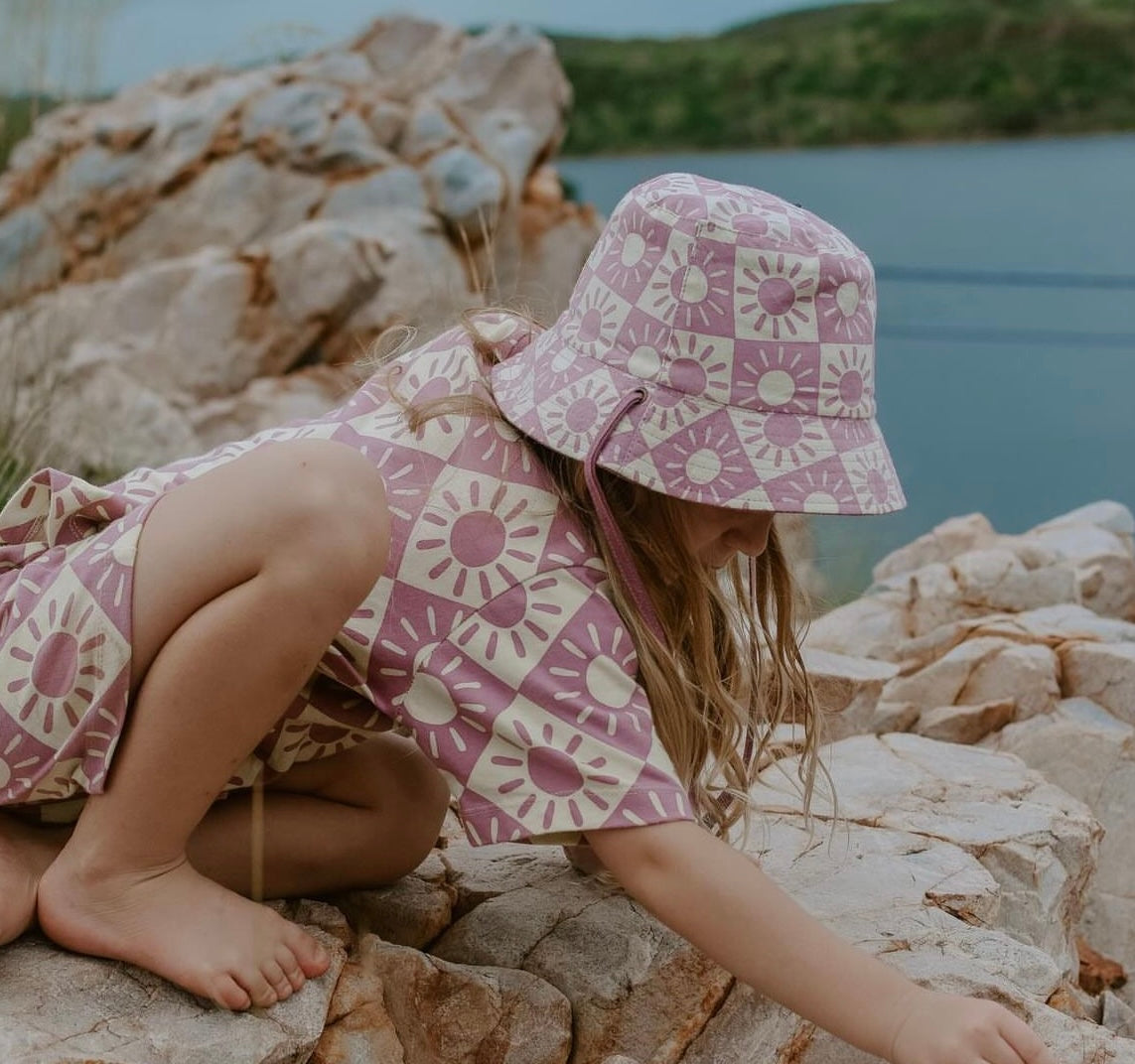 BRIGHTER DAYS REVERSIBLE BUCKET HAT - LILAC/BANANA
