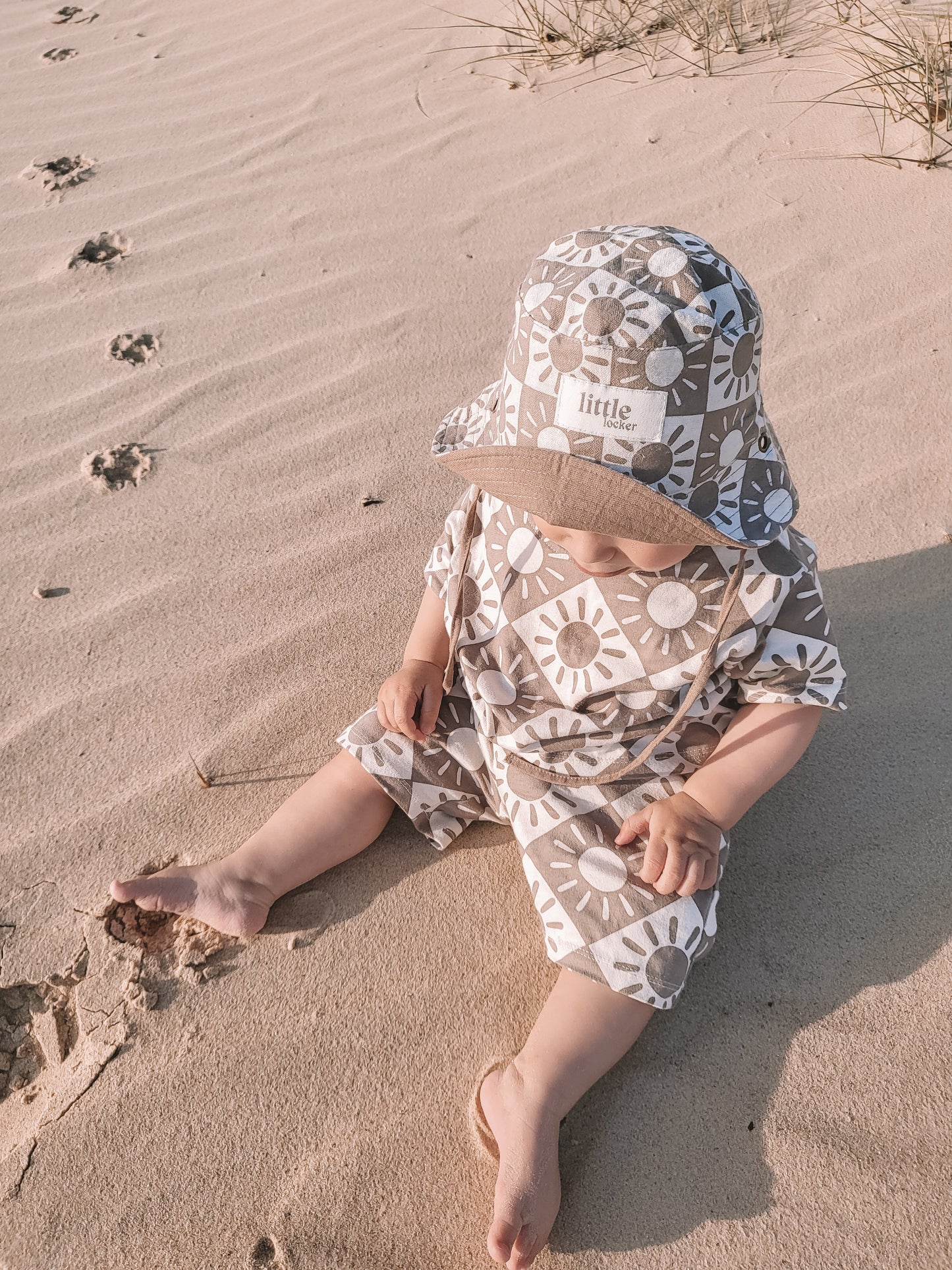 BRIGHTER DAYS REVERSIBLE BUCKET HAT - MOCHA/COCONUT